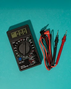Digitālais multimetrs