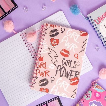 Piezīmju klade ar spirāli, dažādi veidi