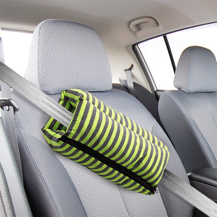 Auto salona spilvens, dažādi veidi