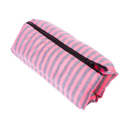 Auto salona spilvens, dažādi veidi