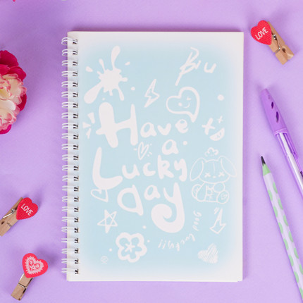 Piezīmju klade ar spirāli, dažādi veidi