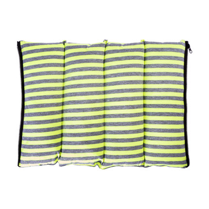 Auto salona spilvens, dažādi veidi