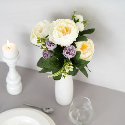 Mākslīgo peoniju pušķis