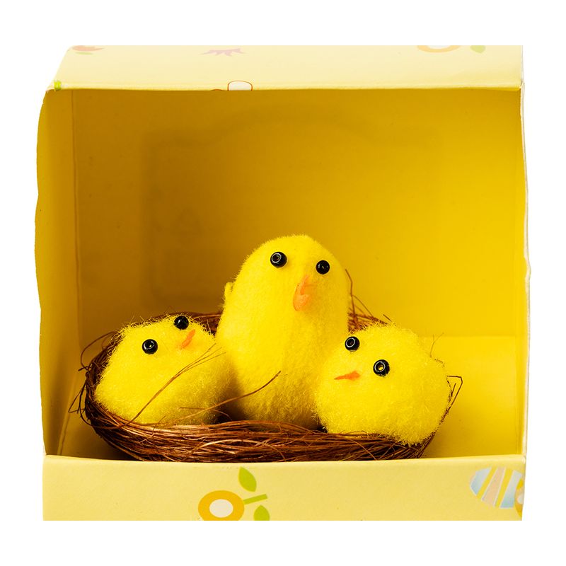 Dekoratīvas figūras cālēni ligzdā