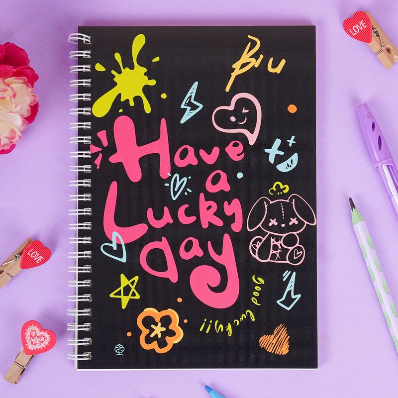 Piezīmju klade ar spirāli, dažādi veidi